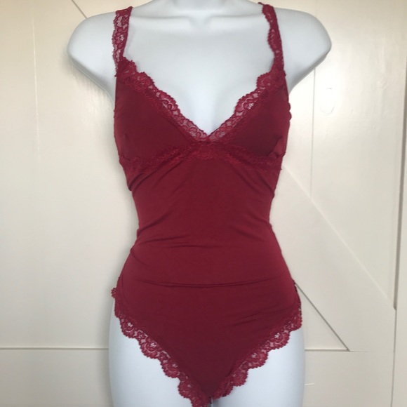 Red lace scalloped hem lingerie bodysuit - Picture 4 of 6